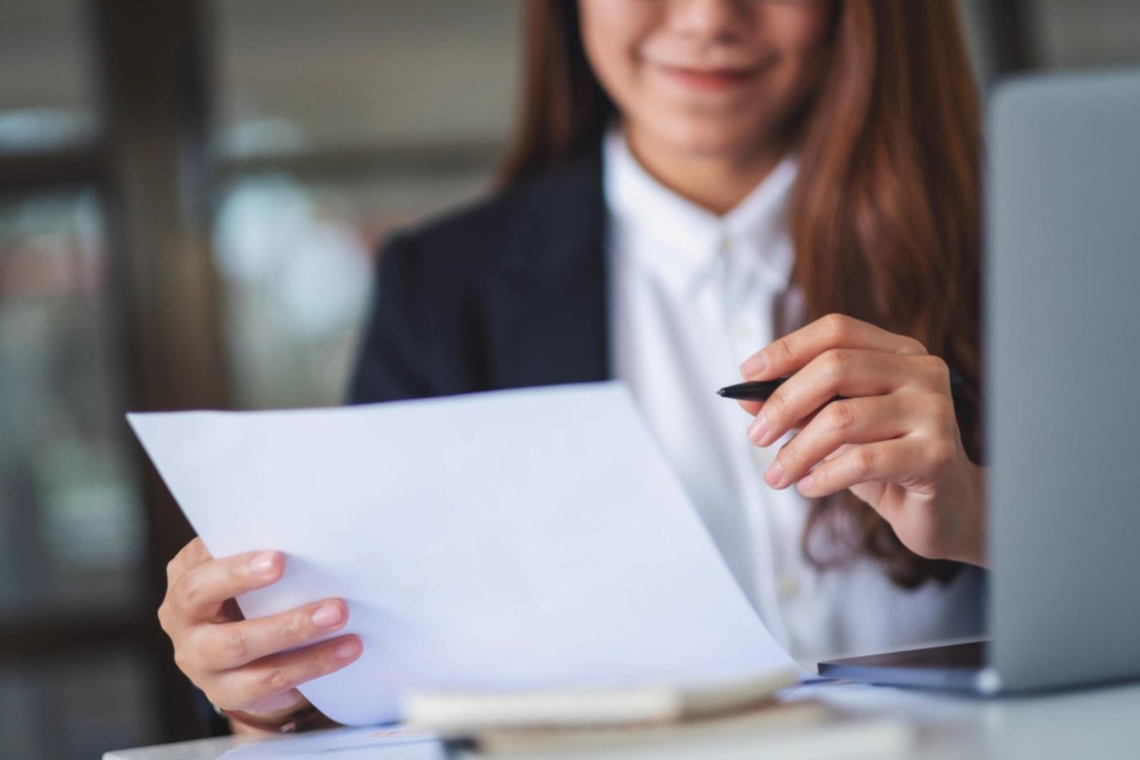 Documents comptables et relevés bancaires organisés sur un bureau