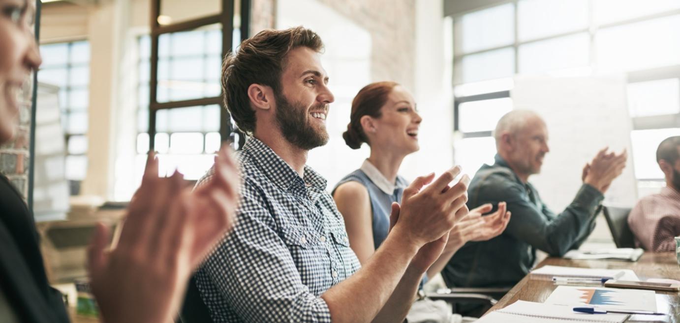 Client satisfait consultant ses tableaux de suivi financier