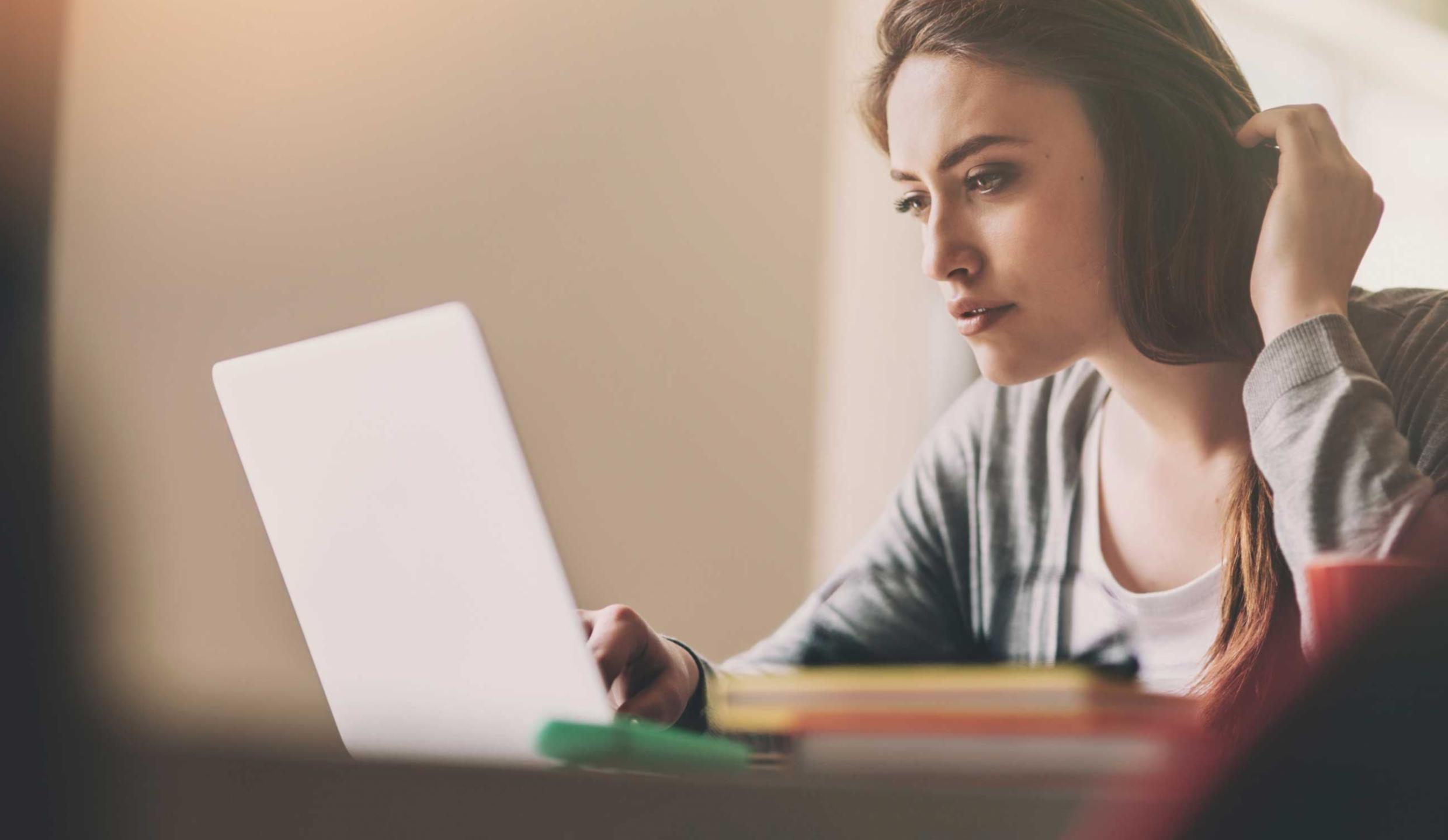 Spécialiste en gestion financière travaillant à distance avec un client